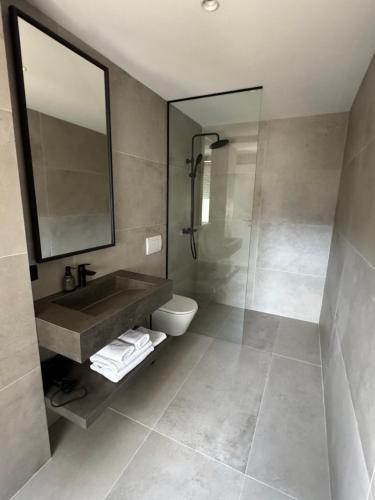 Ένα μπάνιο στο Five Apartments