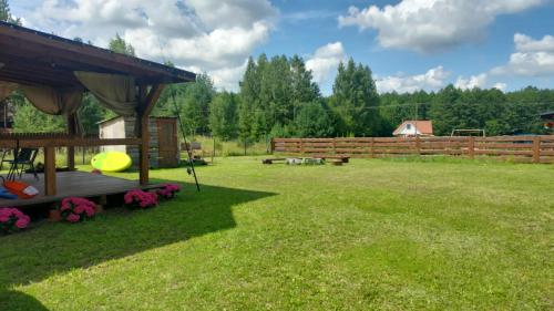 Zahrada ubytování Otulony słońcem - domek do wynajęcia Marksewo