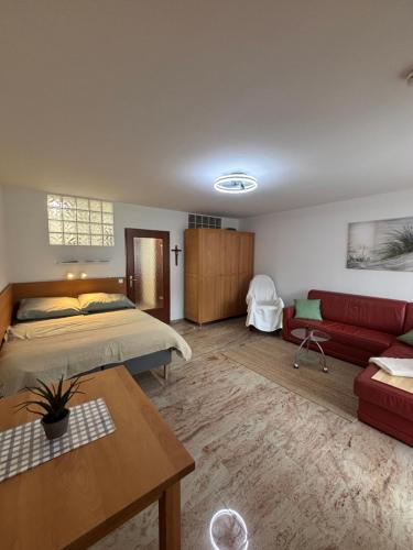 una sala de estar con una cama y un sofá en Lakeside Moments, en Klagenfurt