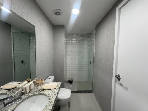 a bathroom with two sinks and a shower and a toilet at Apartamento nuevo de 2 habitaciones cerca de Asunción 212 in Luque