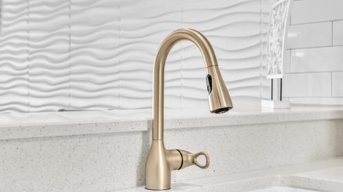 パナマ・シティ・ビーチにあるLow Floor - Remodeled - Beachfront - FLPCB65の金の蛇口付きキッチンシンク