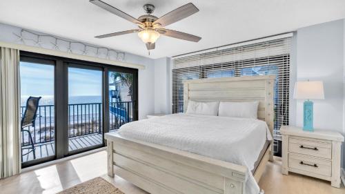 パナマ・シティ・ビーチにあるLow Floor - Remodeled - Beachfront - FLPCB65のベッドとバルコニーのある寝室