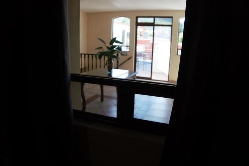 a room with a table and a potted plant at Hotel del Centro in Bernal