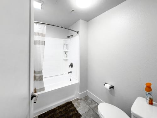 Stylish 1bd in Marina Del Rey with Free Parking photo 10