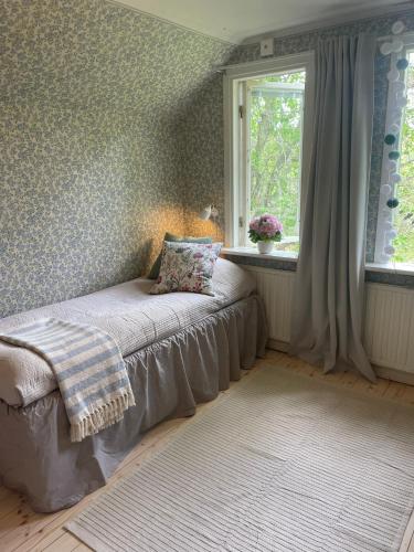 Katil atau katil-katil dalam bilik di Charming Forest House, Explore Glasriket & Småland