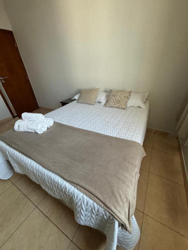 Katil atau katil-katil dalam bilik di Apartamento lindo, amplo e confortável