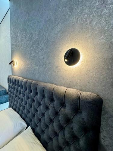 un sofá en una habitación con dos luces en la pared en Аркадия, у моря, en Odessa