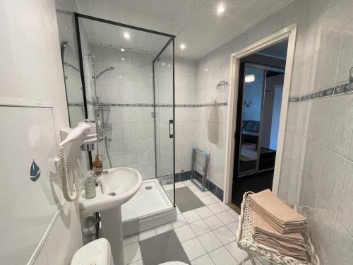 a bathroom with a shower and a sink and a toilet at Akord Apartments with FREE PARKING in Pärnu