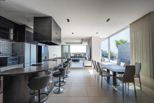 una cucina aperta e una sala da pranzo con tavolo e sedie di Château Marine a Kamakura