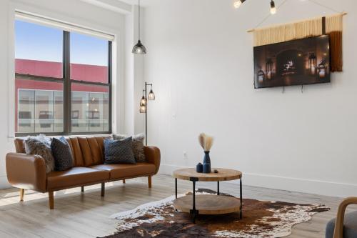 Χώρος καθιστικού στο Lofts at Kearny - Rustic Chic 1-3BR Lofts with Quick NYC Access & On-Site Gym
