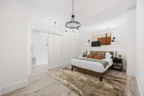 Χώρος καθιστικού στο Lofts at Kearny - Rustic Chic 1-3BR Lofts with Quick NYC Access & On-Site Gym