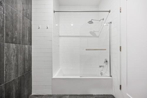 Ένα μπάνιο στο Lofts at Kearny - Rustic Chic 1-3BR Lofts with Quick NYC Access & On-Site Gym