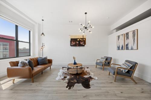 Χώρος καθιστικού στο Lofts at Kearny - Rustic Chic 1-3BR Lofts with Quick NYC Access & On-Site Gym