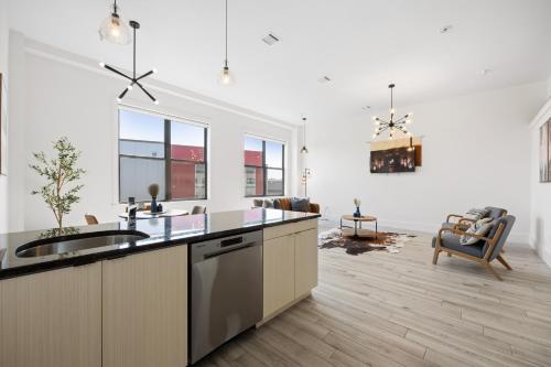Η κουζίνα ή μικρή κουζίνα στο Lofts at Kearny - Rustic Chic 1-3BR Lofts with Quick NYC Access & On-Site Gym