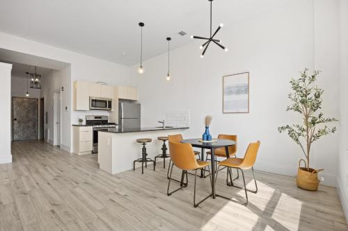 Η κουζίνα ή μικρή κουζίνα στο Lofts at Kearny - Rustic Chic 1-3BR Lofts with Quick NYC Access & On-Site Gym