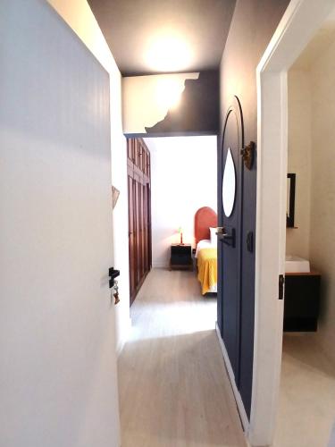 a hallway with a door leading to a bedroom at Suíte Casal com Hidro no Centro - Infinito Particular in Guararema
