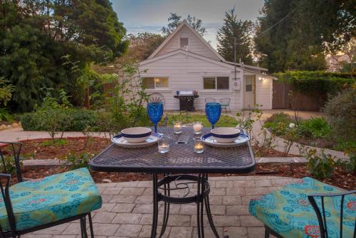 Κήπος έξω από το Summerland Stagecoach Cottage by Paradise Retreats