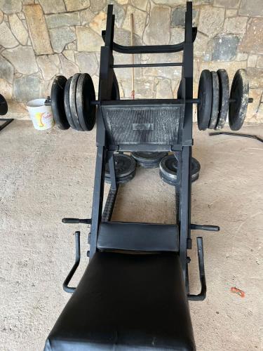 a black object with two dumbbells on a stand at Casa para 8 Pessoas em Amparo in Amparo