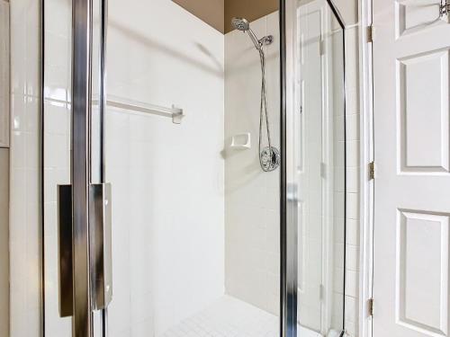 Screened pool & spa resort access near Disney photo 46