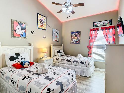 Screened pool & spa resort access near Disney photo 50