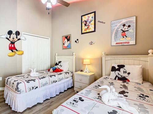 Screened pool & spa resort access near Disney photo 52