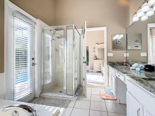 Screened pool & spa resort access near Disney photo 4