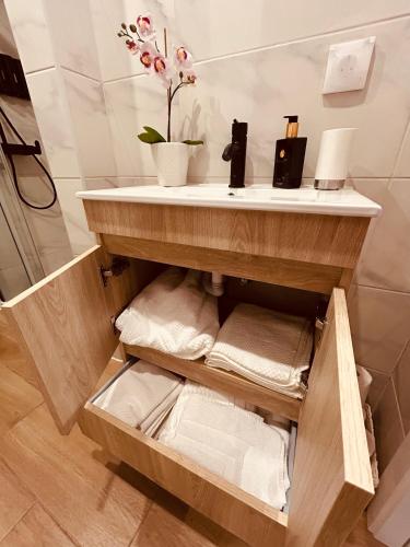 bagno con mensola in legno e asciugamani di CASA DOCE - Casa Rústica no Corotelo a São Brás de Alportel