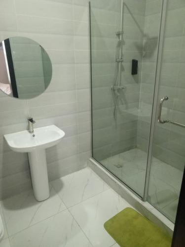 Un baño de 5 Bedrooms and 5 Bathrooms Luxury Duplex With Private Swimming Pool