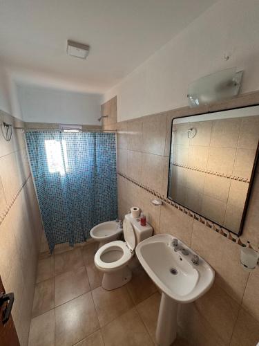 a bathroom with a toilet and a sink at Apart Dinkendein de 2 dormitorios in Río Cuarto