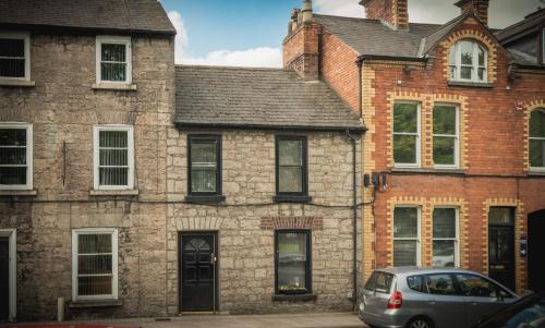 une voiture garée devant un bâtiment en briques dans l'établissement Mallview cottage, à Armagh