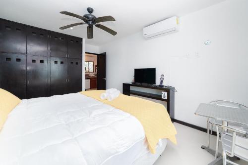 Μια τηλεόραση ή/και κέντρο ψυχαγωγίας στο Private Edificio Casa Playa Blanca 2 minutes walking distance to the beach