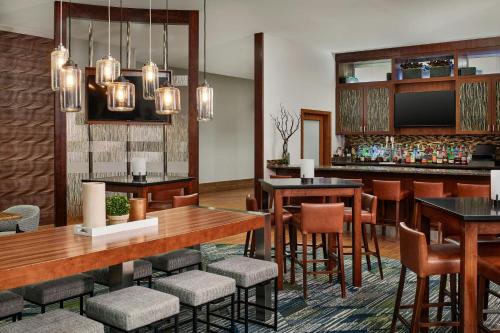 a restaurant with tables and chairs and a bar at SpringHill Suites by Marriott Deadwood in Deadwood