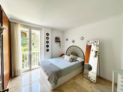 Un dormitorio con una cama y un espejo grande. en Coastal Comfort Stylish Stay Near the Black Sea, en Poti