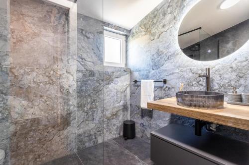 Koupelna v ubytování Luxury apartments Marino near beach