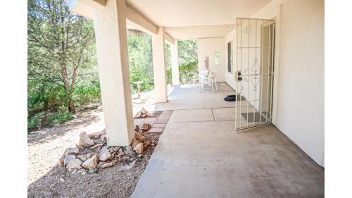Balkón nebo terasa v ubytování Poppy House- Charming Prescott Getaway - Mtn Views