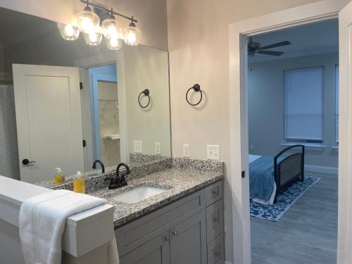 une salle de bain avec un lavabo et un grand miroir dans l'établissement Haven at Arbor Hills, à Cleveland