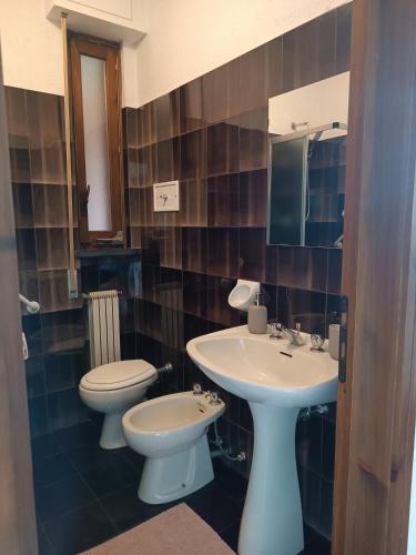 a bathroom with a sink and a toilet at Ca' Fiorita in Calizzano