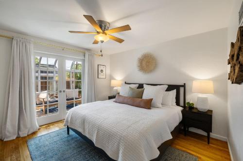 sypialnia z łóżkiem i wentylatorem sufitowym w obiekcie Cozy Reno Midtown Retreat Fire Pit & Parking w mieście Reno