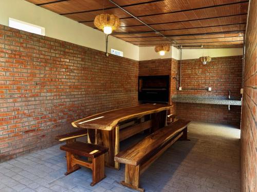 a room with wooden benches and a brick wall at Apartamento en Luque cerca de Asunción 310 in Luque