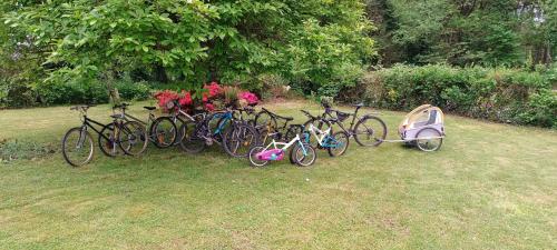 a group of bikes parked in a yard at Maison dans îlot de verdure in Languidic