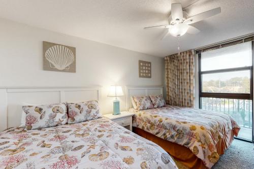 ein Schlafzimmer mit zwei Betten und einem Deckenventilator in der Unterkunft Sea Colony - 204 Brandywine House Rd in Bethany Beach