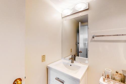 ein Badezimmer mit Waschbecken und Spiegel in der Unterkunft Sea Colony - 204 Brandywine House Rd in Bethany Beach