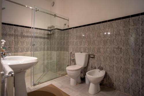Ένα μπάνιο στο Best Old Medina Wall 3 Bedroom Home
