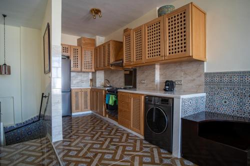 Η κουζίνα ή μικρή κουζίνα στο Best Old Medina Wall 3 Bedroom Home