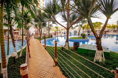 ein Resort mit Pool und Palmen in der Unterkunft Riviera Park in Caldas Novas
