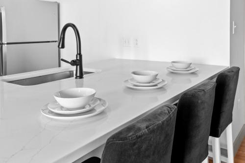 dos tazas y platillos en un mostrador de cocina en Stay in Style! Stunning River View - King Bed, en Saint Louis