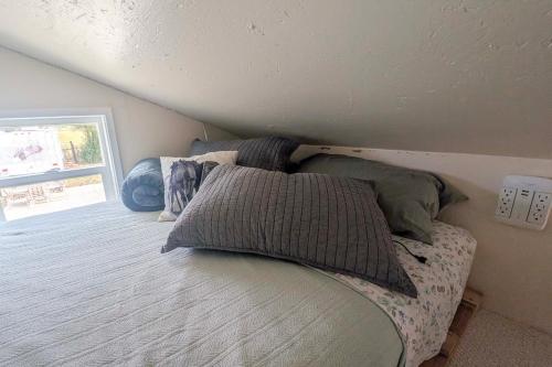Postel nebo postele na pokoji v ubytování 11 Mi to Heavenly Resort Pet-Friendly Tiny Home
