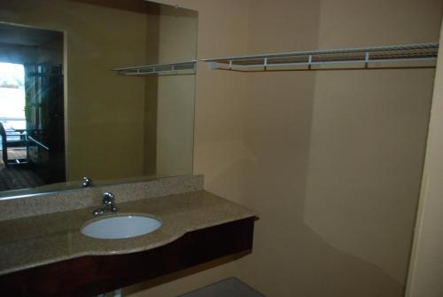 uma casa de banho com um lavatório e um espelho em Mount Laurel Motel em Hazleton