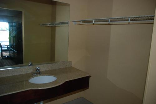 un bagno con lavandino e specchio di Mount Laurel Motel a Hazleton
