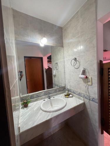 a bathroom with a sink and a mirror at Bungalows Solares de Colón in Colón